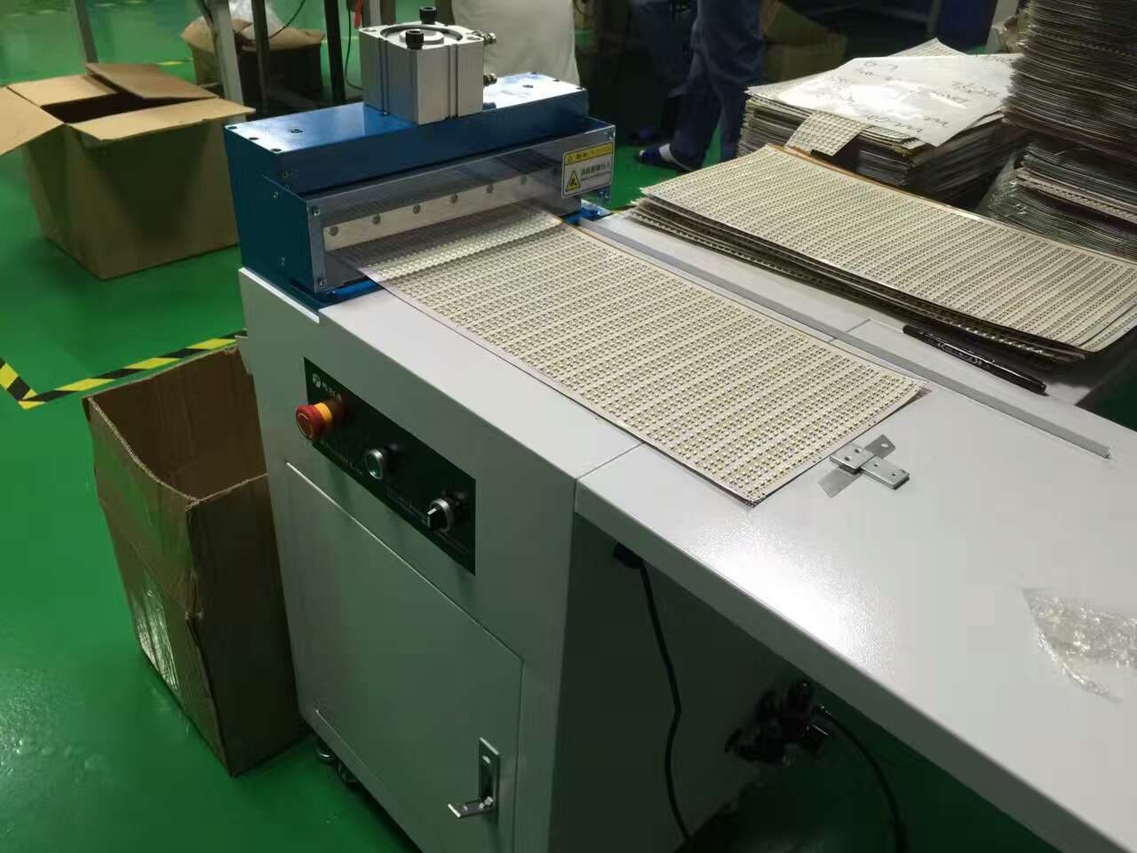 燈條切邊機